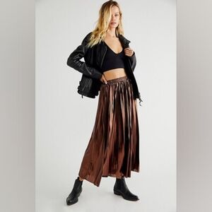 En Saison Pleated Metallic Midi Skirt
